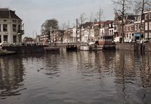 857617 Gezicht op de Weerdsluis te Utrecht, vanaf de Stadsbuitengracht, met links de Bemuurde Weerd W.Z. en rechts de ...
